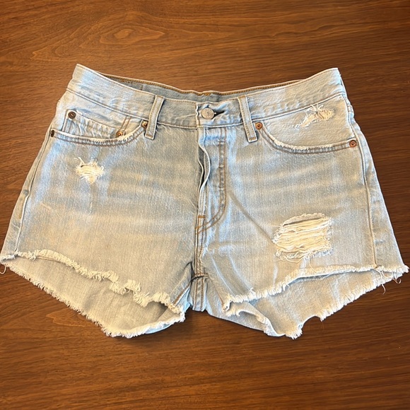 Light denim washed Levi 501 shorts size 30. - Picture 2 of 4
